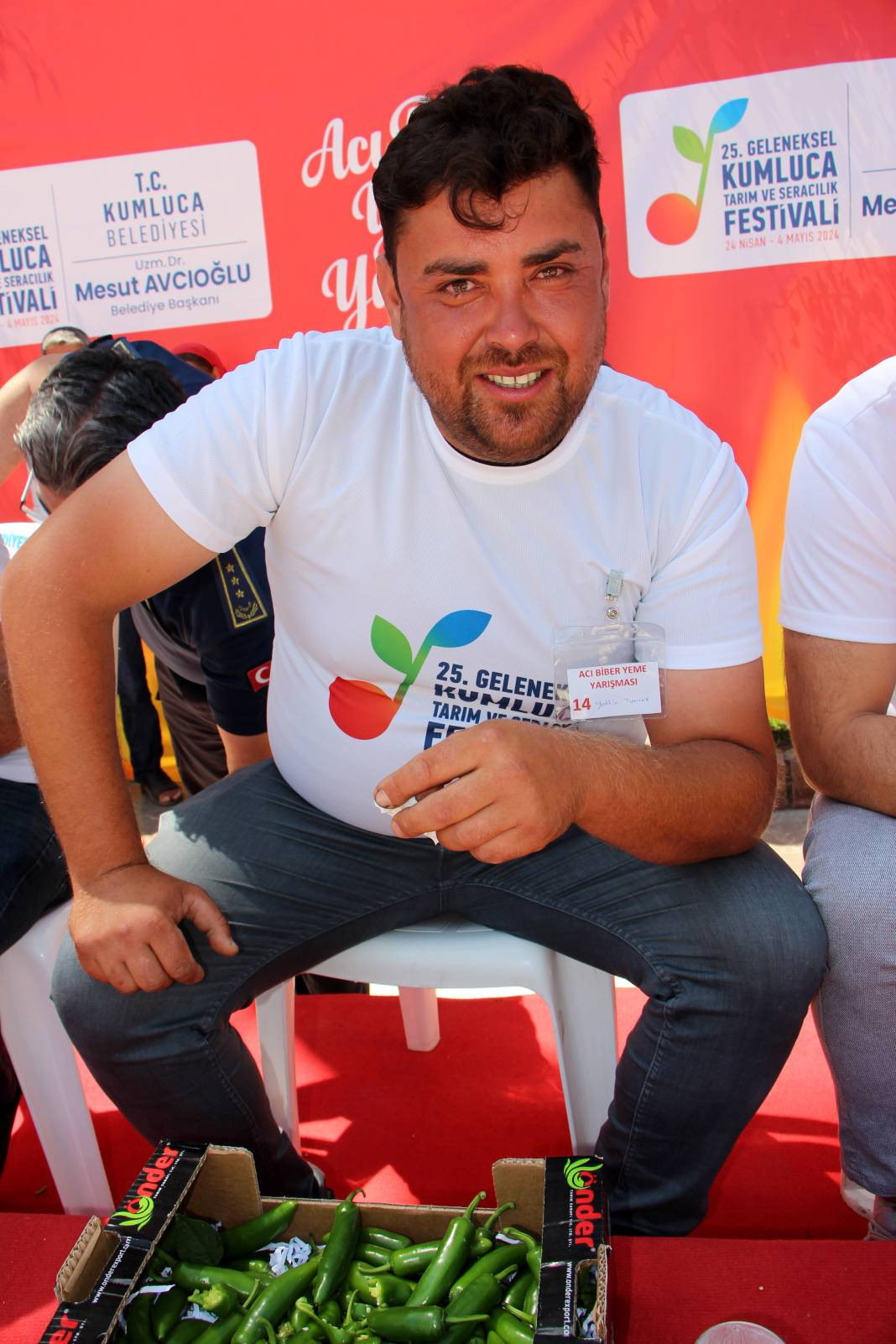 Üç dakikada 323 gram acı biberi yiyerek para ödülünü kaptı - Resim: 6